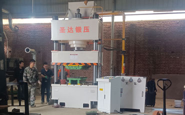 400吨三梁四柱液压机：不锈钢水箱板液压机的常用机型