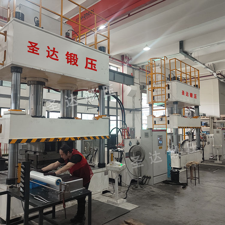 不锈钢水槽拉伸液压机客户车间