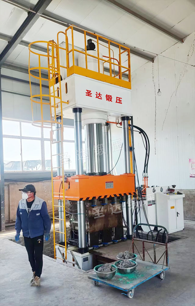 U型树脂排水沟成型液压机现场