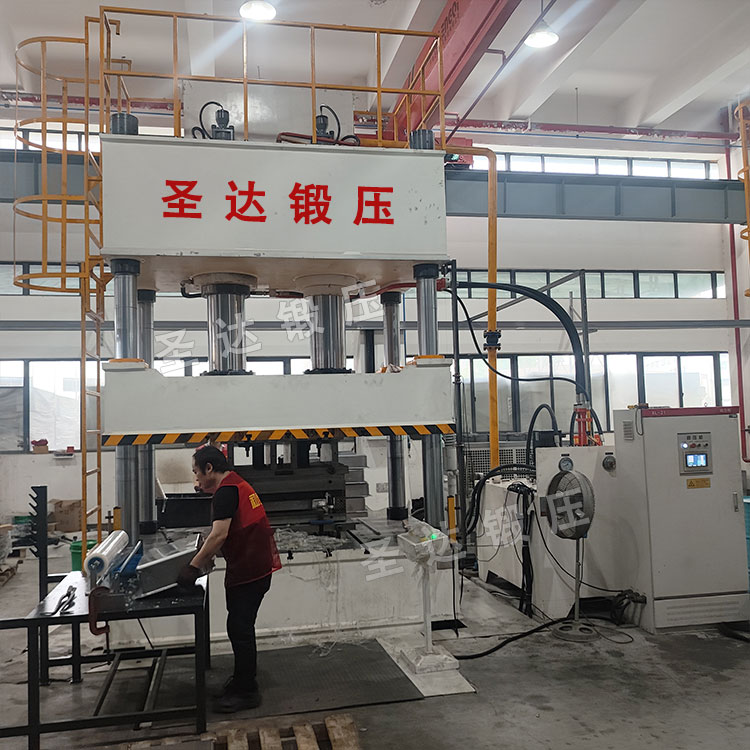 不锈钢水槽拉伸液压机现场